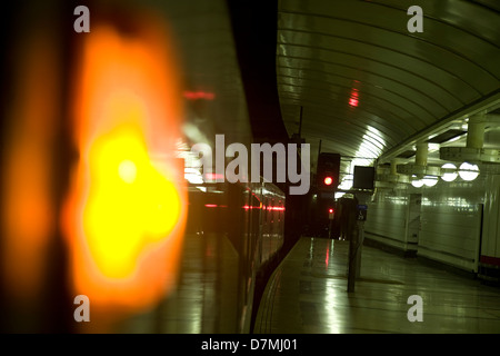 Le luci del treno in attesa di discostarsi dalla piattaforma, Liverpool Street Stazione ferroviaria di Londra, Inghilterra Foto Stock