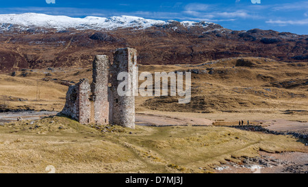 Il castello di Ardvreck castello in rovina risalente al XVI secolo, Loch Assynt in Sutherland, North West Highland, Scozia Foto Stock