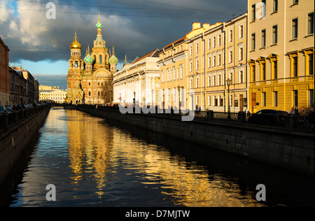 La Chiesa del Salvatore sul Sangue versato incandescente nella luce della sera, San Pietroburgo, Russia Foto Stock