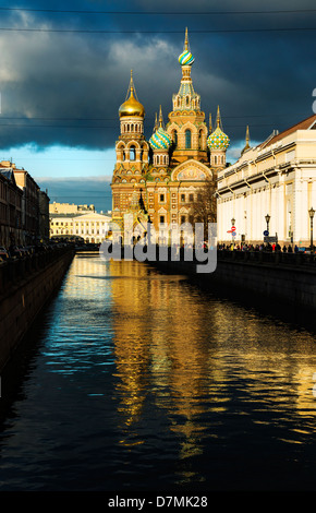 La Chiesa del Salvatore sul Sangue versato e il Museo Russo nella luce della sera, San Pietroburgo, Russia Foto Stock