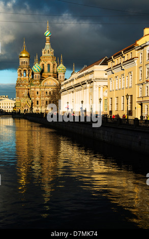 La Chiesa del Salvatore sul Sangue versato e il Museo Russo nella luce della sera, San Pietroburgo, Russia Foto Stock