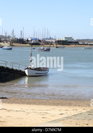 Bawdsey quay e traghetto guardando verso Felixstowe Ferry sul fiume deben in Suffolk Foto Stock