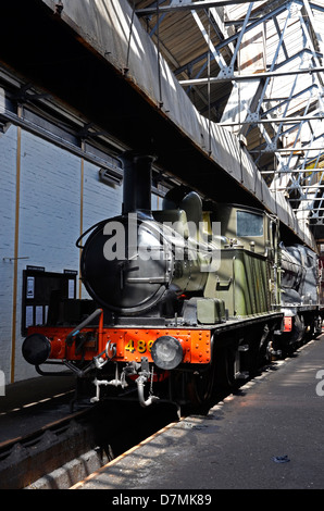 Locomotive a vapore all'interno della Great Western Railway 1930 capannone a vapore a Didcot Railway Centre. Foto Stock