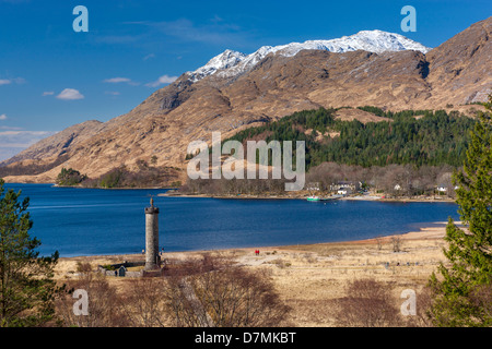 Il Glenfinnan monumento situato in corrispondenza della testa del Loch Shiel, Highland, Glenfinnan, Scozia, Regno Unito, Europa. Foto Stock