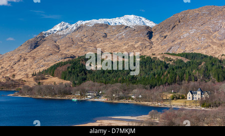 Vista verso la montagna sopra Loch Shiel, Glenfinnan, Highland, Scozia, Regno Unito, Europa. Foto Stock