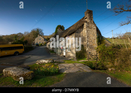 Cottage con tetto in paglia in Ponsworthy, Parco Nazionale di Dartmoor, Devon, Inghilterra, Regno Unito, Europa. Foto Stock