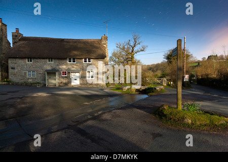 Cottage con tetto in paglia in Ponsworthy, Parco Nazionale di Dartmoor, Devon, Inghilterra, Regno Unito, Europa. Foto Stock