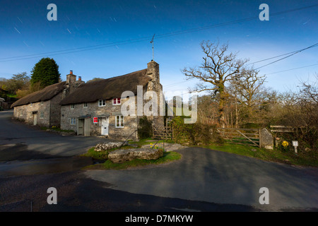 Cottage con tetto in paglia in Ponsworthy, Parco Nazionale di Dartmoor, Devon, Inghilterra, Regno Unito, Europa. Foto Stock