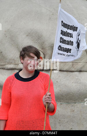 Southport, Regno Unito 10 maggio, 2013. Fiona Brookes, 24 a Camp Frack 2, un fine settimana di attività per opporsi Fracking e altre forme di energia estreme. Per questo evento organizzato da una coalizione di locale e nazionale anti-fracking, sindacati e gruppi ambientali tra cui la campagna contro i cambiamenti climatici, REAF, RAFF, FFF, Merseyside contro Fracking, Amici della Terra & gtr manchester Assoc. dei consigli sindacali, Frack Off. Nel settembre 2011 gruppi organizzati Camp Frack (1) per protestare contro i piani da Cuadrilla Risorse per trapano per gas di scisto. Credito: Mar fotografico / Alamy Live News Foto Stock