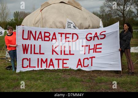 Southport, Regno Unito 10 maggio, 2013. Fiona Brookes, e Maria Sanders al Camp Frack 2, un fine settimana di attività per opporsi Fracking e altre forme di energia estreme. Per questo evento organizzato da una coalizione di locale e nazionale anti-fracking, sindacati e gruppi ambientali tra cui la campagna contro i cambiamenti climatici, REAF, RAFF, FFF, Merseyside contro Fracking, Amici della Terra & gtr manchester Assoc. dei consigli sindacali, Frack Off. Nel settembre 2011 gruppi organizzati Camp Frack (1) per protestare contro i piani da Cuadrilla Risorse per trapano per gas di scisto. Credito: Mar fotografico / Alamy Live Foto Stock