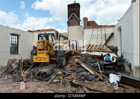 Fine di un epoca e la religione come all'interno della chiesa è demolita in macerie da impianto pesante per fare la strada per le nuove abitazioni e uffici Foto Stock