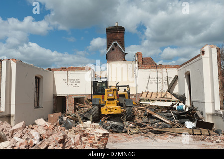 Fine di un epoca e la religione come all'interno della chiesa è demolita in macerie da impianto pesante per fare la strada per le nuove abitazioni e uffici Foto Stock