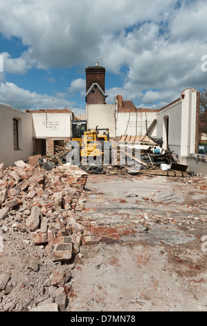 Fine di un epoca e la religione come all'interno della chiesa è demolita in macerie da impianto pesante per fare la strada per le nuove abitazioni e uffici Foto Stock