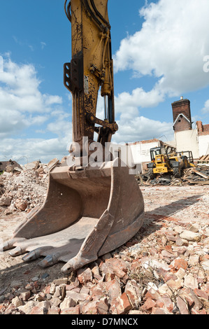 Fine di un epoca e la religione come all'interno della chiesa è demolita in macerie da impianto pesante per fare la strada per le nuove abitazioni e uffici Foto Stock