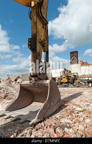 Fine di un epoca e la religione come all'interno della chiesa è demolita in macerie da impianto pesante per fare la strada per le nuove abitazioni e uffici Foto Stock