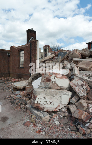 Fine di un epoca e la religione come all'interno della chiesa è demolita in macerie da impianto pesante per fare la strada per le nuove abitazioni e uffici Foto Stock