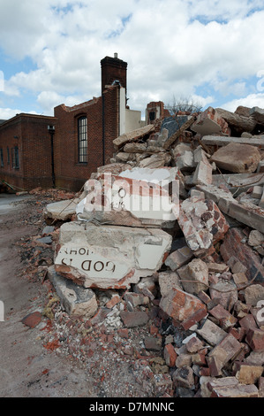 Fine di un epoca e la religione come all'interno della chiesa è demolita in macerie da impianto pesante per fare la strada per le nuove abitazioni e uffici Foto Stock