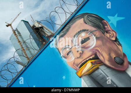 Graffiti con il presidente della BCE Mario Draghi con un bar di oro in bocca è dipinta su una recinzione presso il cantiere per la costruzione della nuova Banca centrale europea (BCE) di Francoforte sul Meno, Germania, 10 maggio 2013. Foto: BORIS ROESSLER Foto Stock