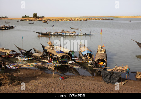 La pesca e le imbarcazioni da carico, il fiume Niger a Mopti in mattina presto, Mali Foto Stock