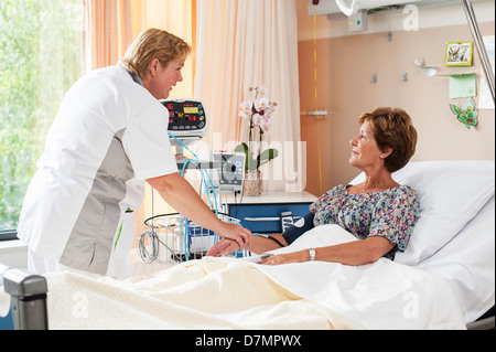 La misurazione della pressione sanguigna Foto Stock