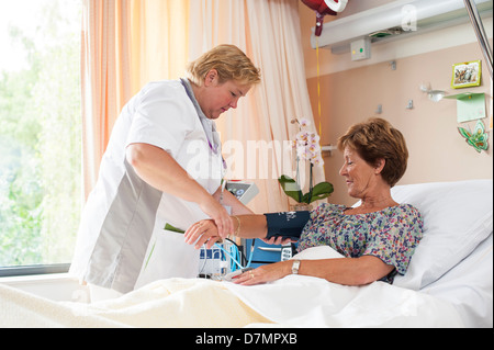 La misurazione della pressione sanguigna Foto Stock