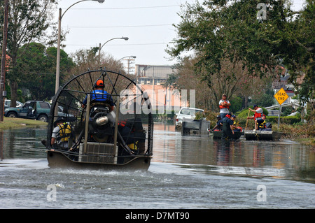 FEMA urban squadre di ricerca e soccorso alla ricerca di superstiti da barca dell'aria dopo il passaggio dell uragano Katrina Settembre 3, 2005 a New Orleans, LA. Foto Stock