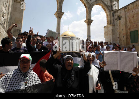 10 maggio 2013 - Gerusalemme, Gerusalemme, Territorio palestinese - palestinesi chant slogan durante una dimostrazione in solidarietà con la Moschea di Al-Aqsa dopo le preghiere del venerdì al di fuori della Cupola della roccia a Gerusalemme la città vecchia il 10 maggio 2013. Forze di polizia sono a mettere in discussione il Mufti di Gerusalemme Mohammed Hussein oltre un 'dsulle turbative'' alla Moschea di Al-Aqsa composto, ha dichiarato un portavoce, come gli israeliani stavano celebrando il giorno di Gerusalemme (credito Immagine: © Sliman Khader/immagini APA/ZUMAPRESS.com) Foto Stock