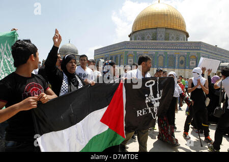 10 maggio 2013 - Gerusalemme, Gerusalemme, Territorio palestinese - palestinesi chant slogan durante una dimostrazione in solidarietà con la Moschea di Al-Aqsa dopo le preghiere del venerdì al di fuori della Cupola della roccia a Gerusalemme la città vecchia il 10 maggio 2013. Forze di polizia sono a mettere in discussione il Mufti di Gerusalemme Mohammed Hussein oltre un 'dsulle turbative'' alla Moschea di Al-Aqsa composto, ha dichiarato un portavoce, come gli israeliani stavano celebrando il giorno di Gerusalemme (credito Immagine: © Sliman Khader/immagini APA/ZUMAPRESS.com) Foto Stock