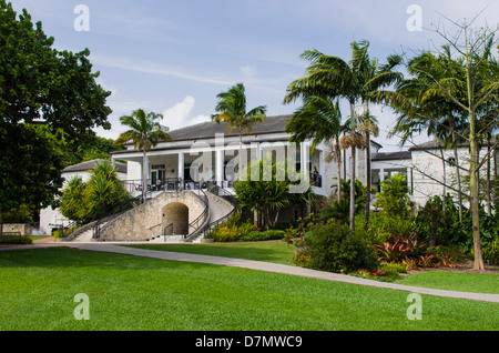 Stati Uniti d'America, Florida, Coral Gables. Ingresso di Jean DuPont Shehan Visitor Center per Fairchild Tropical Botanic Garden Foto Stock