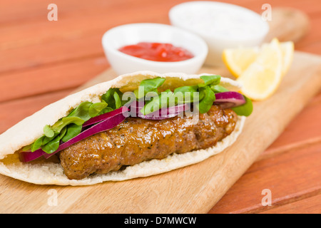 Seekh Kebab in Pane Pita - grigliate di carni macinate kebab sandwich. Foto Stock