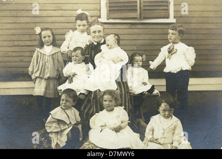 Circa 1890 foto, nonna Vittoriano con i suoi nove nipoti, STATI UNITI D'AMERICA. Foto Stock