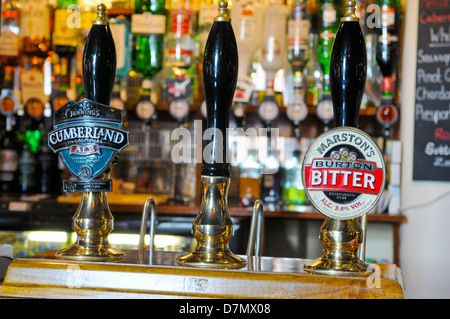 Real ale mano tira sulla barra di Shropshire pub UK Foto Stock