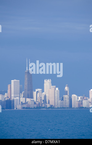 Illinois, Chicago. Il centro di vista dello skyline della citta' dal lago Michigan. Foto Stock