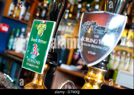 Real ale birra mano tira a The Cliffe Hotel Ludlow Shropshire Foto Stock