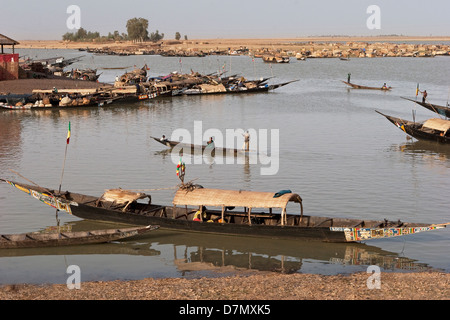 La pesca e del carico barche sul Fiume Niger a Mopti in mattina presto, Mali Foto Stock