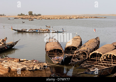 La pesca e del carico barche sul Fiume Niger a Mopti in mattina presto, Mali Foto Stock