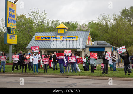 Warren, Michigan STATI UNITI D'AMERICA. Il fast food i lavoratori e i sostenitori di una palizzata di Long John Silver's restaurant, esigendo un sollevamento dal loro tasso corrente di $7.40 all'ora. Essa era parte di una giornata di sciopero contro la Detroit-area ristoranti fast food dalla D15 campagna, che chiede un $15 Salario e il diritto di costituire un sindacato senza interferenze di gestione. Credito: Jim West / Alamy Live News Foto Stock