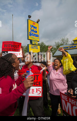 Warren, Michigan STATI UNITI D'AMERICA. Il fast food i lavoratori e i sostenitori di una palizzata di Long John Silver's restaurant, esigendo un sollevamento dal loro tasso corrente di $7.40 all'ora. Essa era parte di una giornata di sciopero contro la Detroit-area ristoranti fast food dalla D15 campagna, che chiede un $15 Salario e il diritto di costituire un sindacato senza interferenze di gestione. Credito: Jim West / Alamy Live News Foto Stock