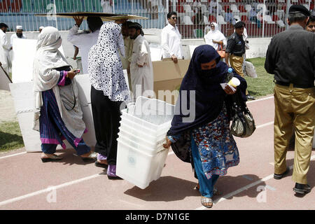 Elezione di presiedere i funzionari titolari di urne e schede di voto per le elezioni generali del 2013, a Qayyum Stadium di Peshawar venerdì 10 maggio, 2013. Il Pakistan va alle urne il 11 maggio per eleggere un nuovo governo, la prima volta nel paese la sua turbolenta storia che una amministrazione civile ha consegnato il potere a un altro attraverso le urne Foto Stock