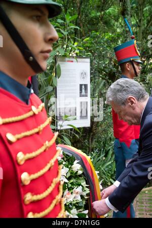 Bogotà, Colombia. Il 10 maggio 2013. Il Presidente tedesco Joachim Gauck stabilisce una corona al Monumento a Simon Bolivar presso la Casa Quinta de Bolivar di Bogotà, Colombia, il 10 maggio 2013. Il Presidente tedesco si è recato in visita in Colombia e Brasile fino al 17 maggio 2013. Foto: SOEREN STACHE/dpa/Alamy Live News Foto Stock