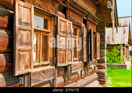 Finestre con architravi in legno e persiane Foto Stock