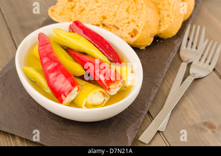 Tapas - Peperoncini ripieni di formaggio morbido e pane mediterraneo Foto Stock