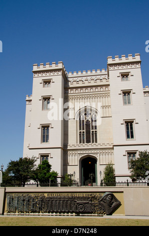 Louisiana Baton Rouge. Parco locale fontana nella parte anteriore della Louisiana Old State Capitol, circa 1847. Gothic Revival stile. Foto Stock