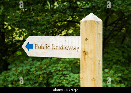 Pubblico signpost bridleway nella campagna inglese. Foto Stock