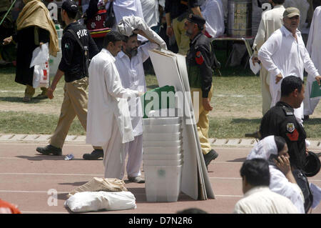 Elezione di presiedere i funzionari titolari di urne e schede di voto per le elezioni generali del 2013, a Qayyum Stadium di Peshawar venerdì 10 maggio, 2013. Il Pakistan va alle urne il 11 maggio per eleggere un nuovo governo, la prima volta nel paese la sua turbolenta storia che una amministrazione civile ha consegnato il potere a un altro attraverso le urne. Foto Stock