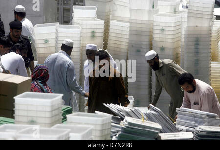 Elezione di presiedere i funzionari titolari di urne e schede di voto per le elezioni generali del 2013, a Qayyum Stadium di Peshawar venerdì 10 maggio, 2013. Il Pakistan va alle urne il 11 maggio per eleggere un nuovo governo, la prima volta nel paese la sua turbolenta storia che una amministrazione civile ha consegnato il potere a un altro attraverso le urne. Foto Stock