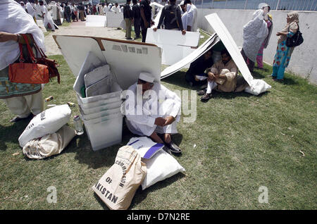 Elezione di presiedere i funzionari titolari di urne e schede di voto per le elezioni generali del 2013, a Qayyum Stadium di Peshawar venerdì 10 maggio, 2013. Il Pakistan va alle urne il 11 maggio per eleggere un nuovo governo, la prima volta nel paese la sua turbolenta storia che una amministrazione civile ha consegnato il potere a un altro attraverso le urne. Foto Stock