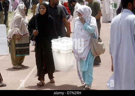 Elezione di presiedere i funzionari titolari di urne e schede di voto per le elezioni generali del 2013, a Qayyum Stadium di Peshawar venerdì 10 maggio, 2013. Il Pakistan va alle urne il 11 maggio per eleggere un nuovo governo, la prima volta nel paese la sua turbolenta storia che una amministrazione civile ha consegnato il potere a un altro attraverso le urne Foto Stock