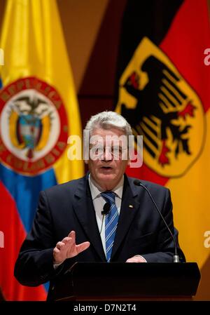 Bogotà, Colombia. Il 10 maggio 2013. Il Presidente tedesco Joachim Gauck colloqui in auditorium della Universidad de los Andes a Bogotà, Colombia, il 10 maggio 2013. Il Presidente tedesco si è recato in visita in Colombia e Brasile fino al 17 maggio 2013. Foto: SOEREN STACHE/dpa/Alamy Live News Foto Stock