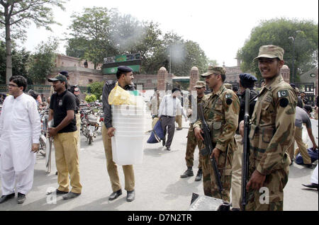 Elezione di presiedere i funzionari titolari di urne e schede di voto per le elezioni generali del 2013, nell Arcidiocesi di Lahore venerdì 10 maggio, 2013. Il Pakistan va alle urne il 11 maggio per eleggere un nuovo governo, la prima volta nel paese la sua turbolenta storia che una amministrazione civile ha consegnato il potere a un altro attraverso le urne. Foto Stock